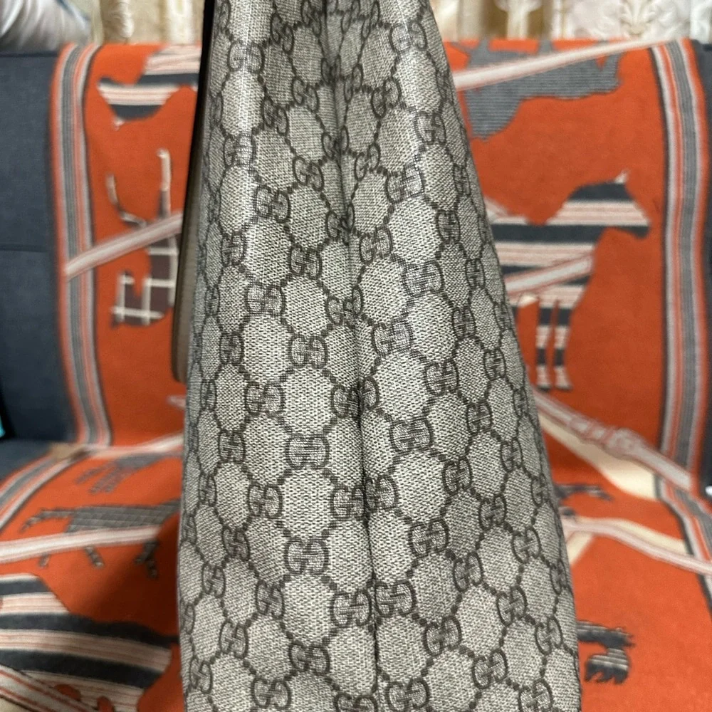 GUCCI ❤️🌟BEIGE MONOGRAM TOTE ⭐️ - Picture 4 of 10